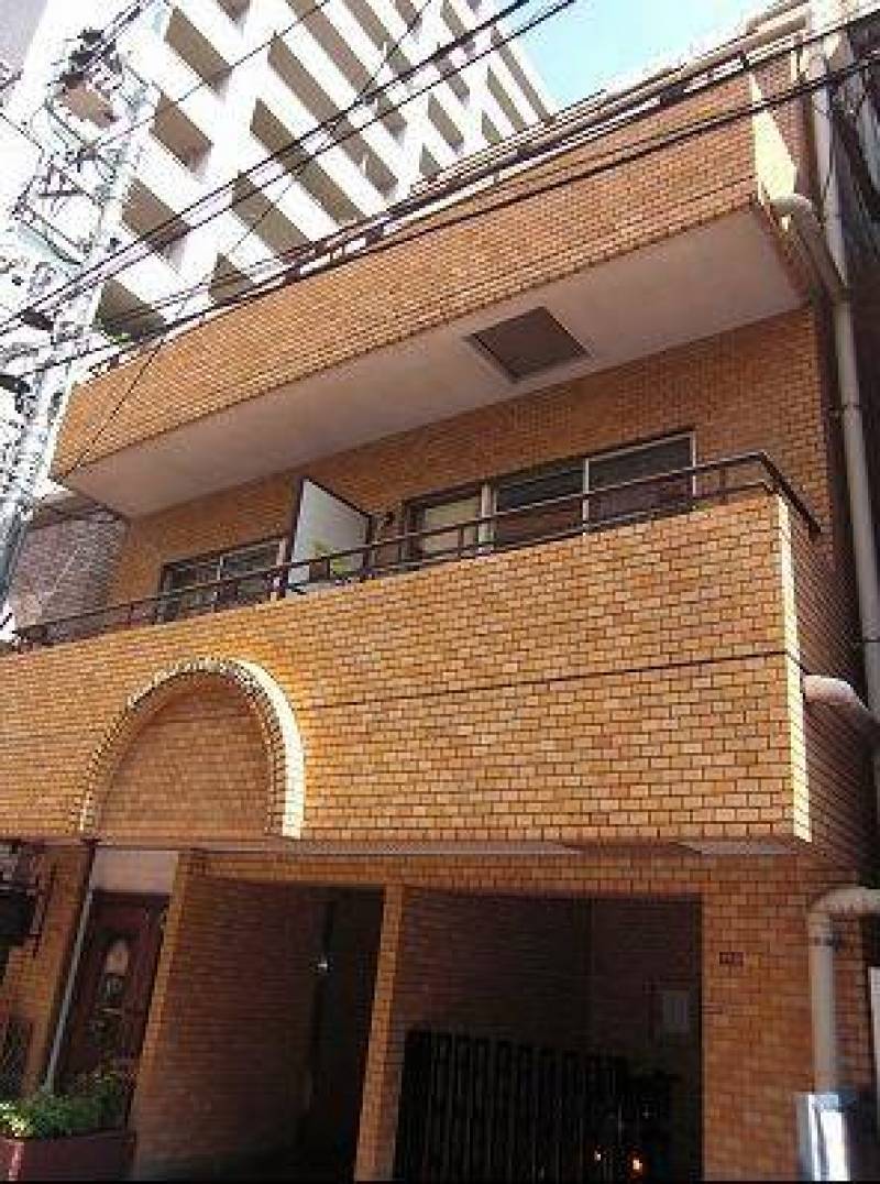 タイル張りエントランスでオートロック、防犯カメラありです。