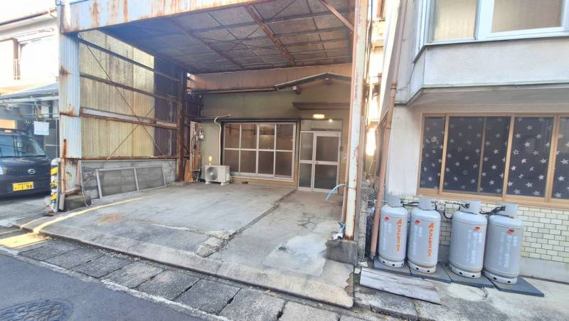 駐車場には屋根が付いているので、雨が降っても安心♪