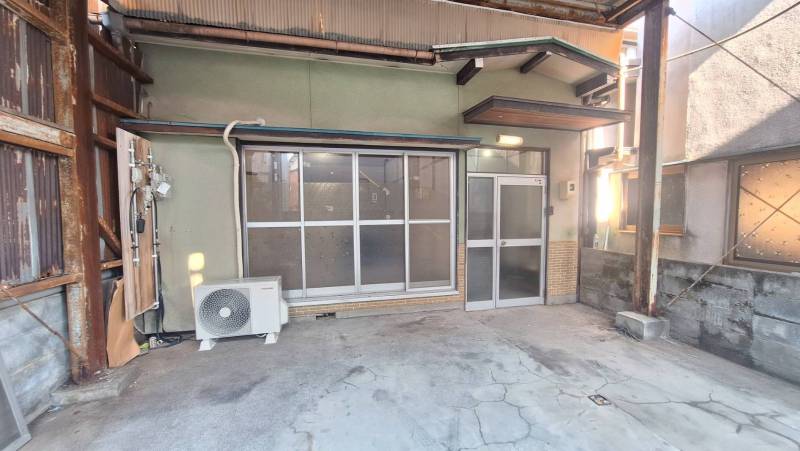 玄関の目の前に広い駐車スペースがあります！