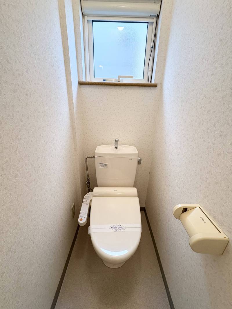 トイレ1,2とも同型のウォシュレット付き(写真はトイレ1)
