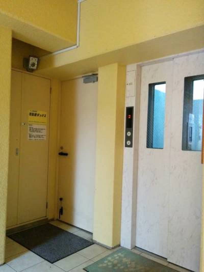 2階エレベーター横に大型の宅配BOXスペースがあります。