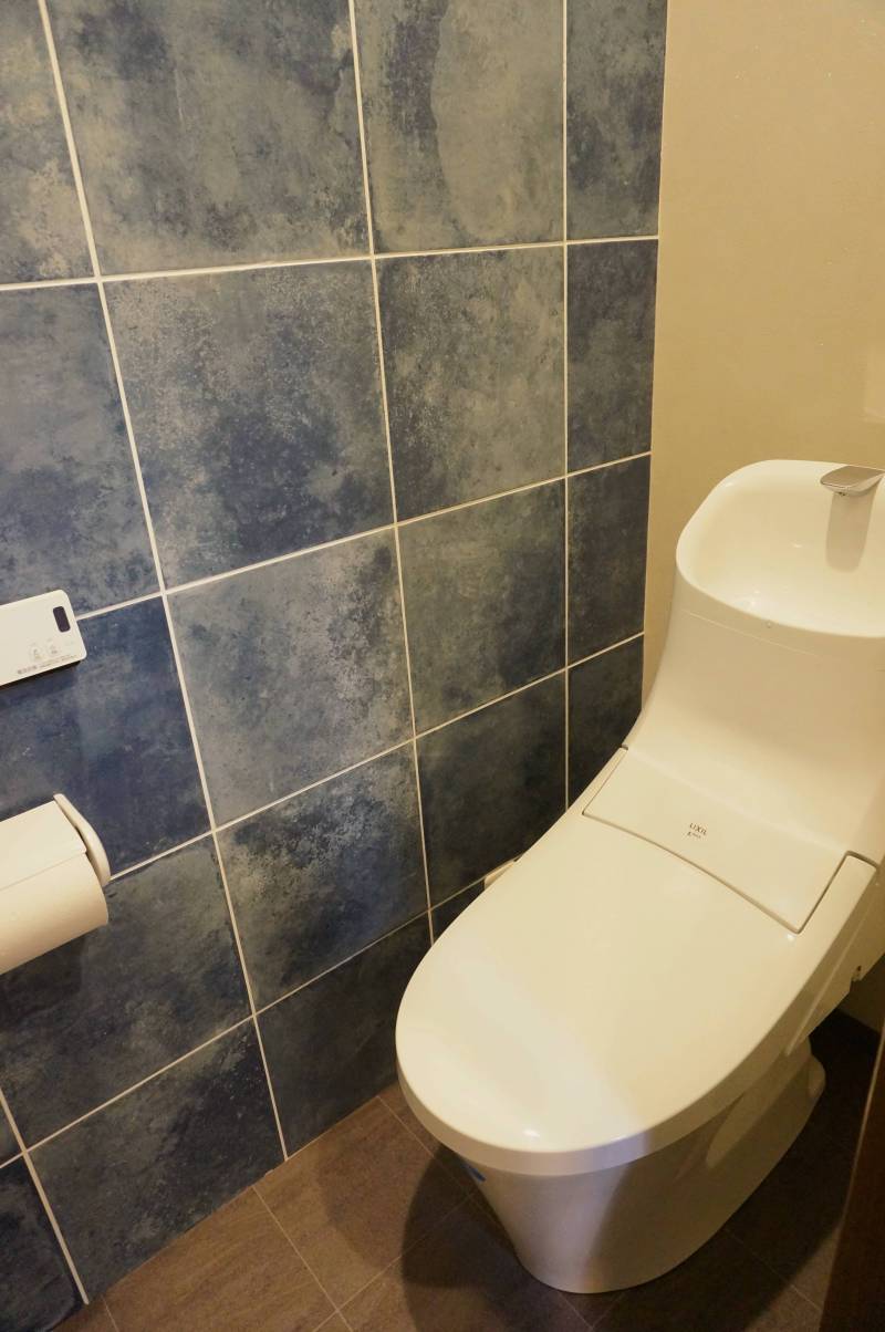 温水ウオシュレットトイレはイタリア産石材の青い壁です
