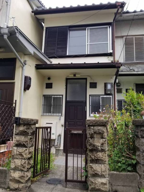 門扉の外側にも自転車を止めれるスペースあります。