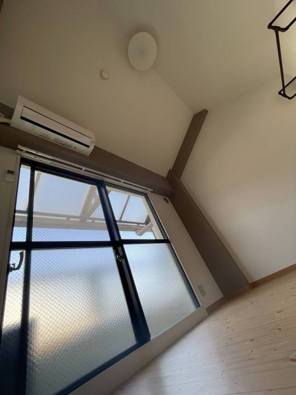 キッチン収納　換気扇横、下有。
