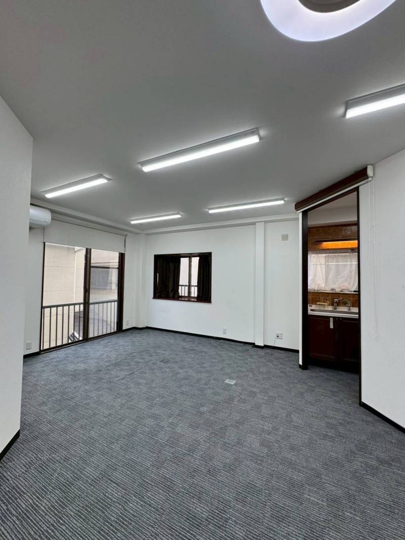 無垢のL型キッチンをはじめ窓の多い広々リビングダイニング