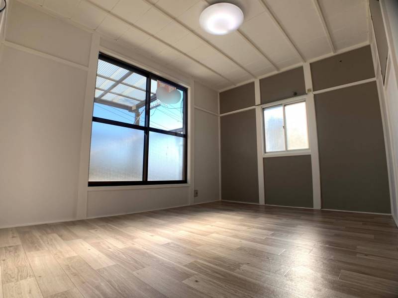 階段を上がって右の洋室になります