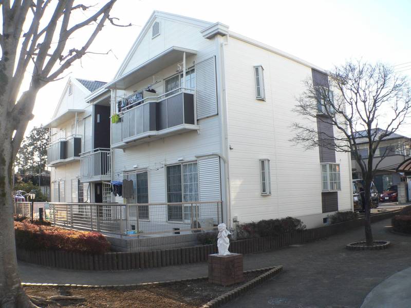 白に濃いこげ茶色です　中庭から。 1階は、庭がつきます