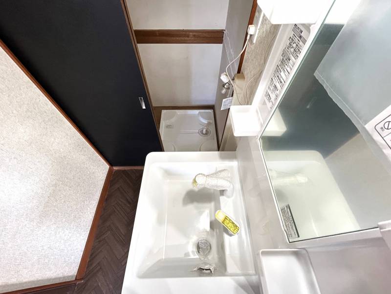 独立洗面化粧台と室内洗濯機置場です♪