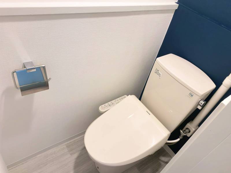 トイレリフォーム済み。青のアクセントクロスで素敵な空間