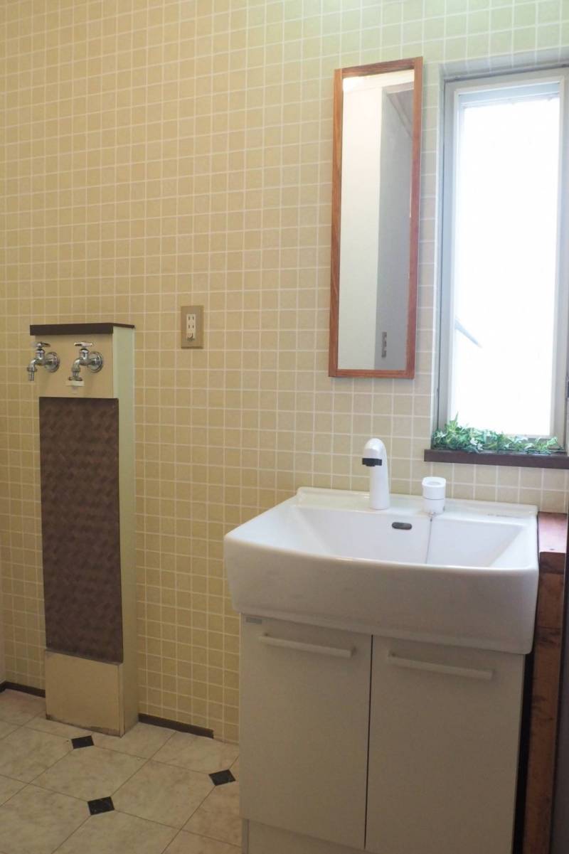 脱衣洗面所。洗面台はシャワー付！洗濯機用の蛇口はお湯もでます