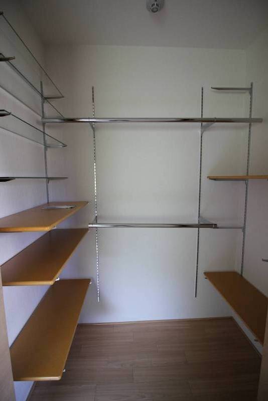大容量のウォークインクローゼット。3/4の収納がもう一つ