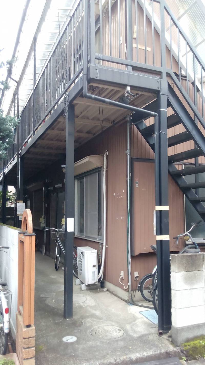 外観
1階共用廊下の入り口
玄関横に自転車置けます