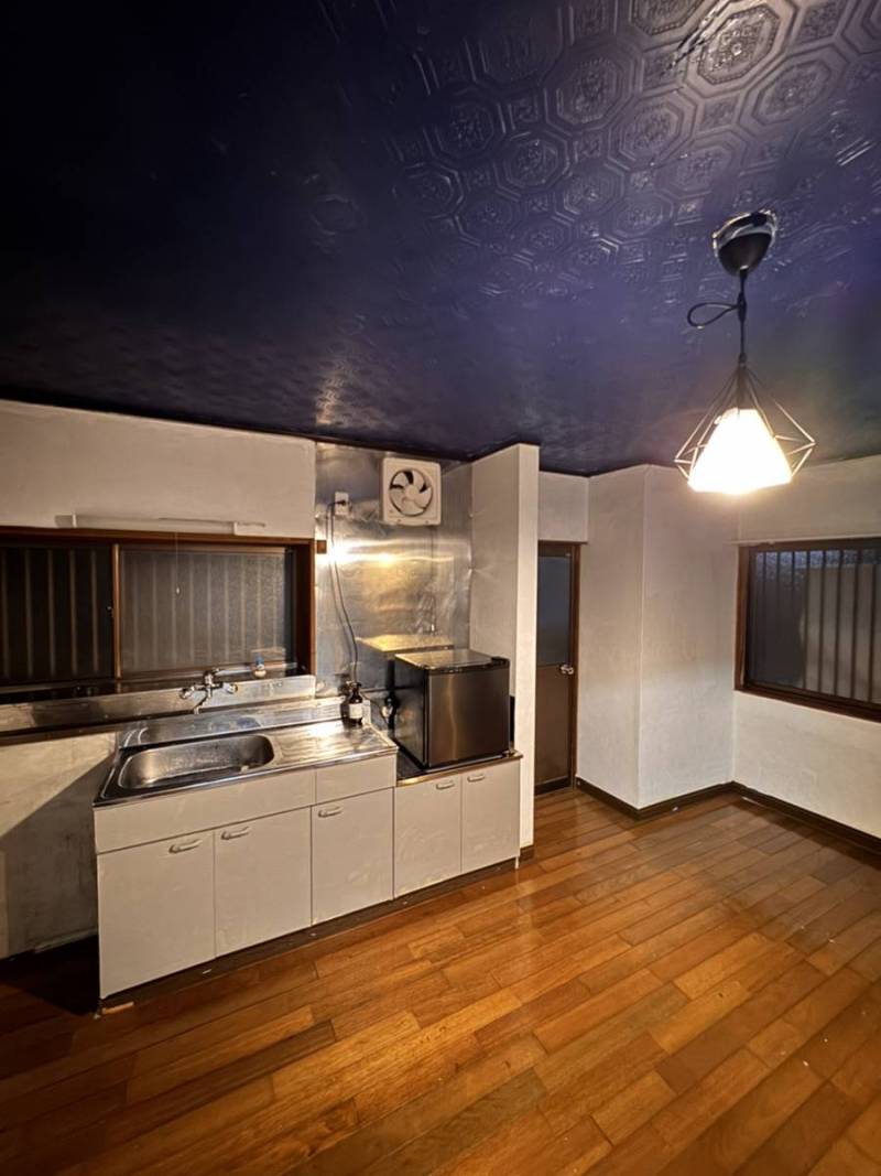 キッチンです♪天井を青く塗装 小型冷蔵庫はサービス品も可♪