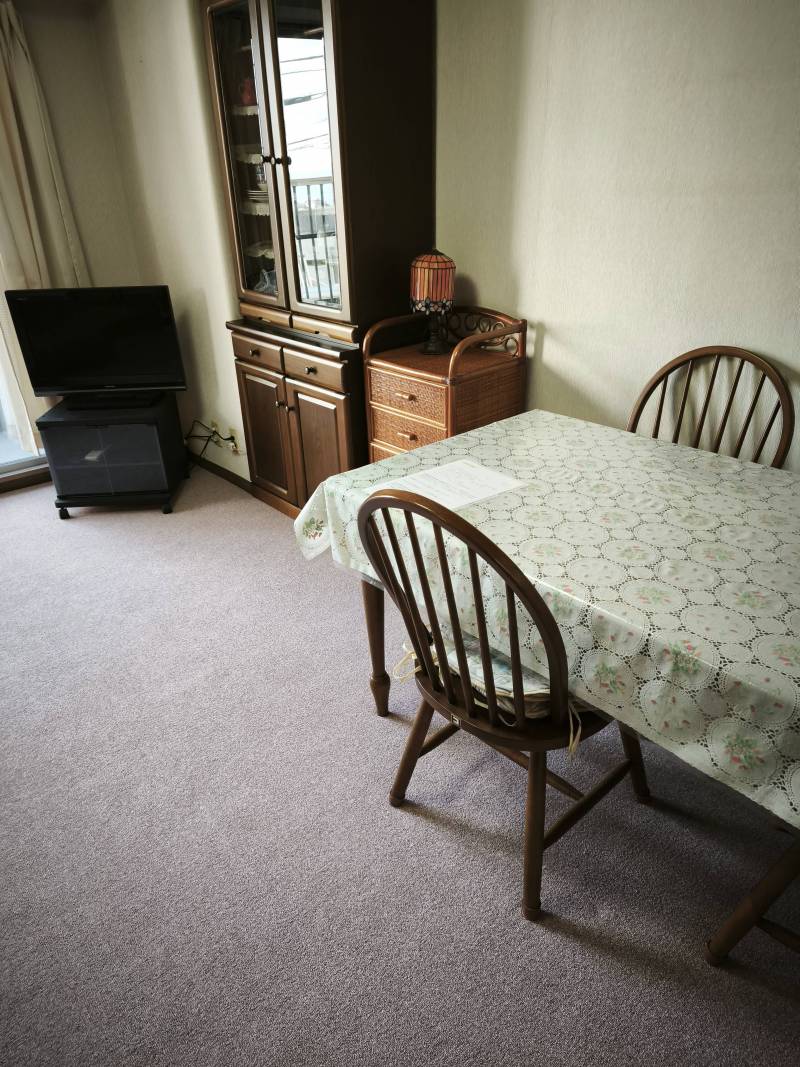 食卓、椅子、食器棚、テレビも残置物として使用可能です。