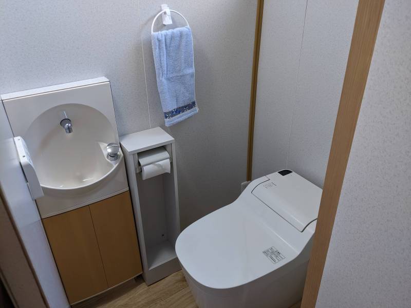 洗浄便座が付いている、トイレです。