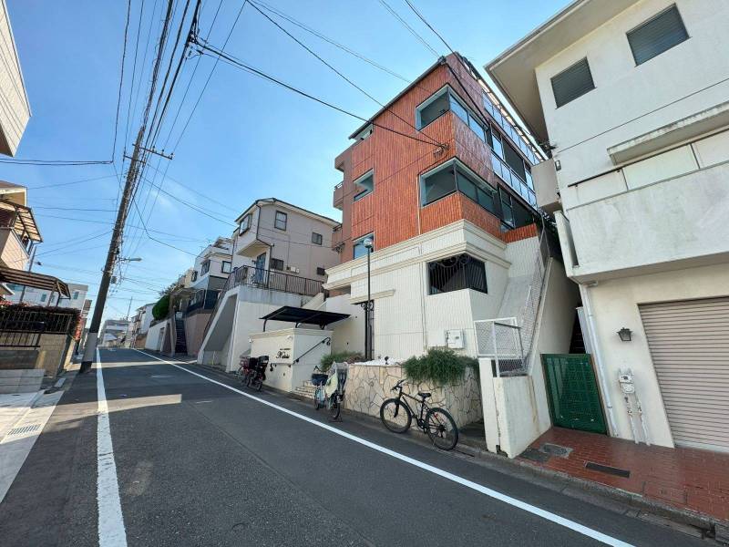 閑静な住宅街。近隣大型ショッピング店や大きな公園あり。