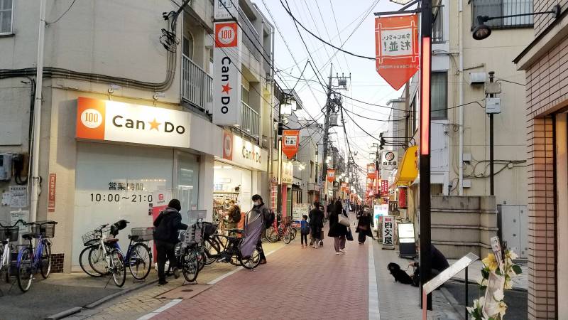 駅前から高円寺駅まで続く有名な商店街