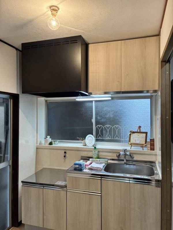 シンク、レンジフード、棚も全て入替済の綺麗なキッチンです！