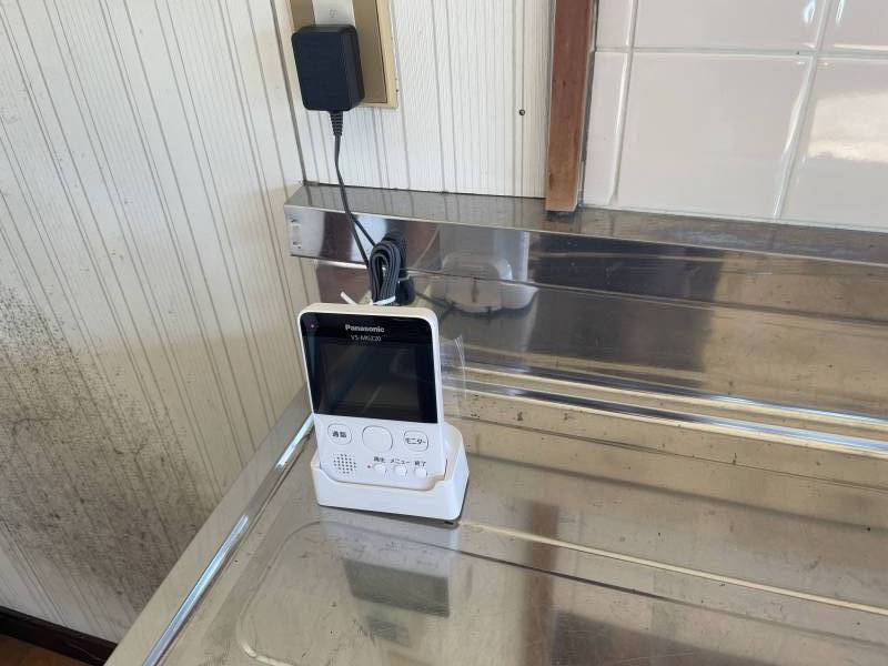 インターホンと連携している機械。来客の対応ができます。