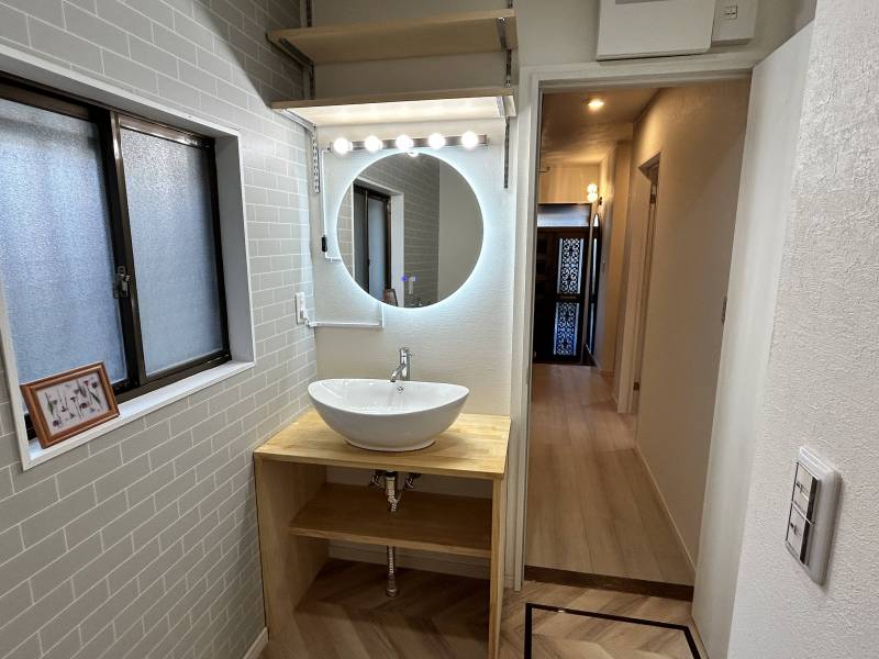 明るいライト付き洗面台