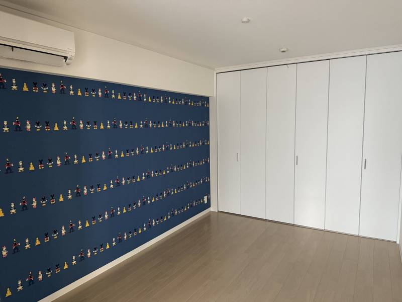 エアコン付き洋室　一面ディズニー柄クロス