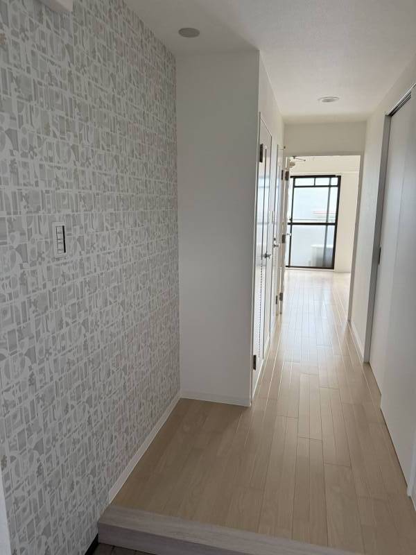 玄関　自動点灯照明　ミッキー柄アクセントクロス