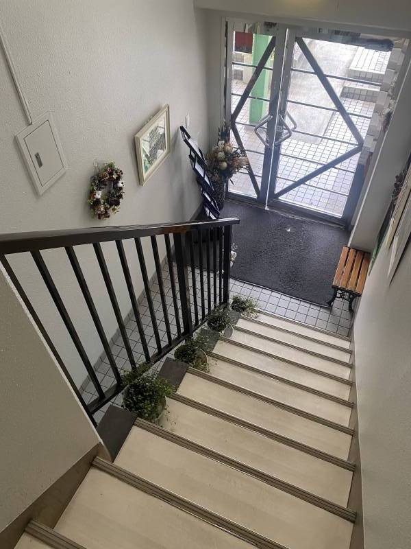 2階から玄関を見たところです。吹き抜けです。