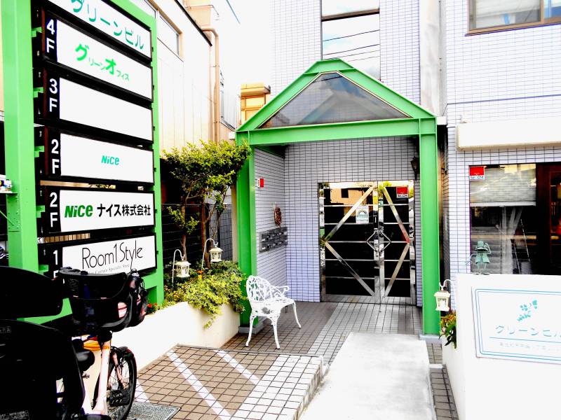 看板出せます。無料。花壇には色々な花が咲きます。綺麗。