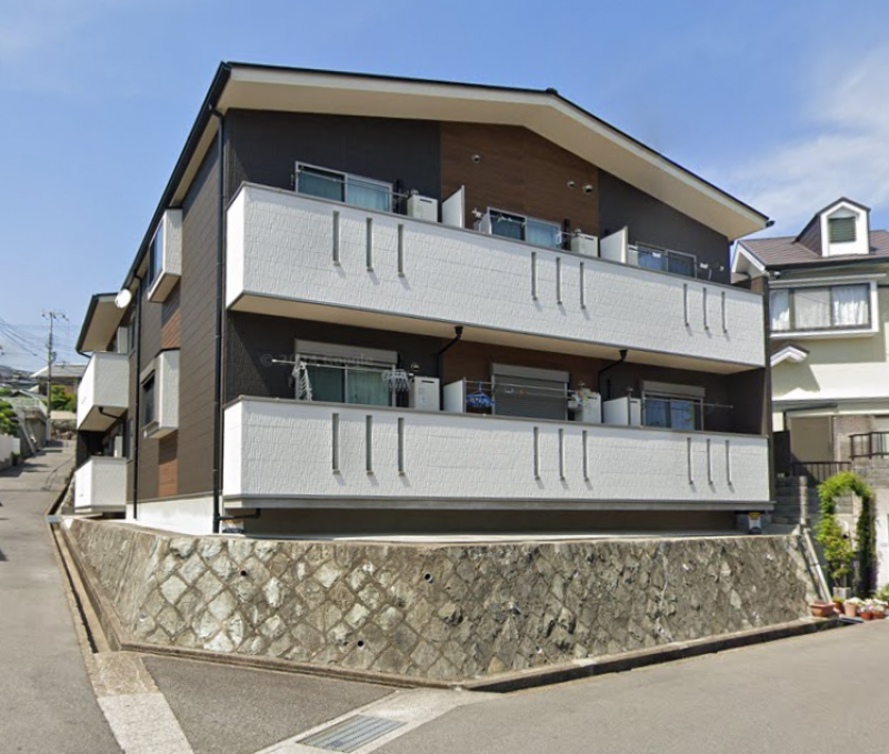 閑静な住宅街の一段高い敷地です。2面道路です。