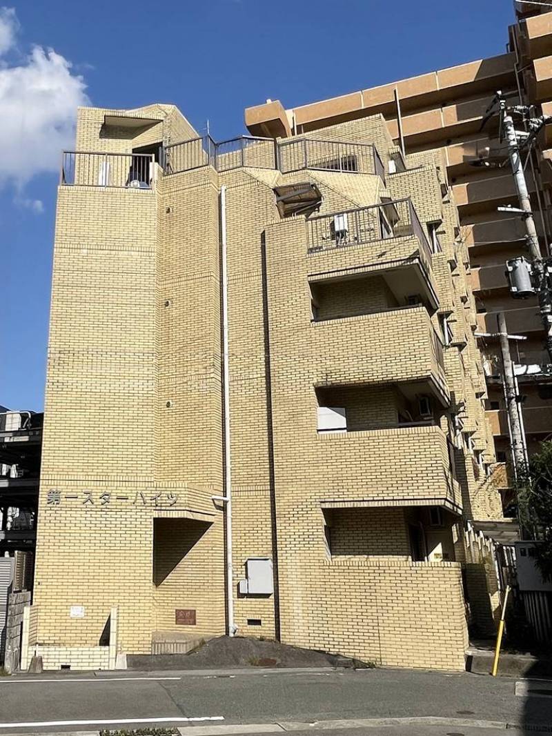 エレベーター付きの5階建てです。