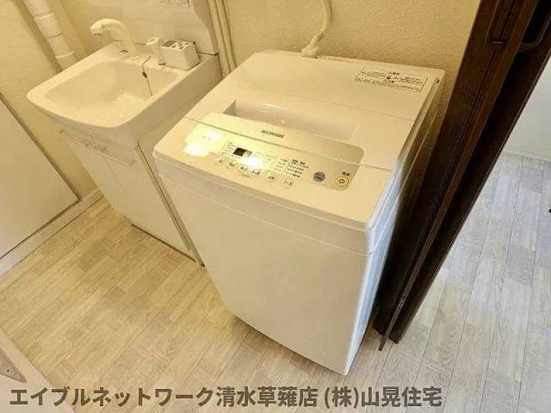 この洗濯機もサービス品としてお部屋に付いてきます♪