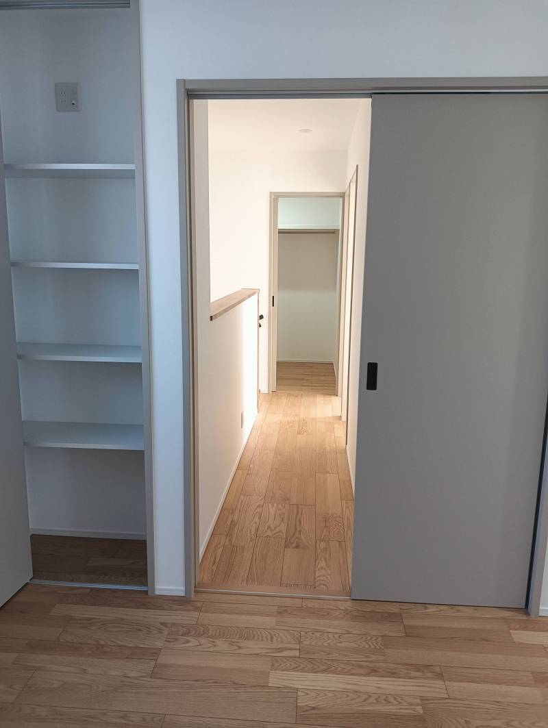 2階西側の部屋から廊下、ウォークインクローゼット