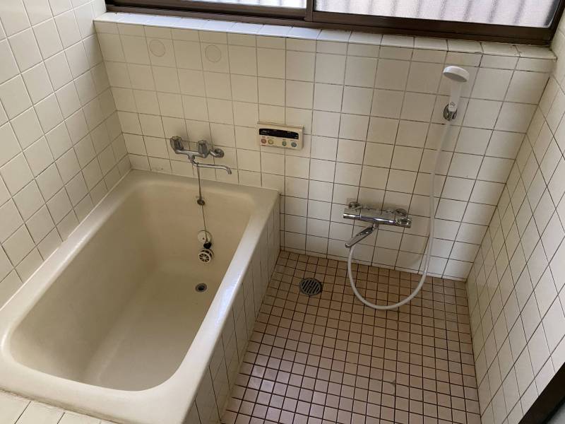 都市ガスです。　
追い炊き付き浴室
シングルシャワー水栓