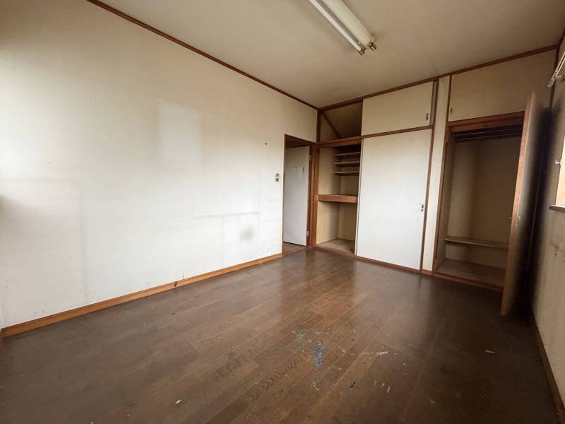 収納棚付きの洋室(壁床リフォーム予定)