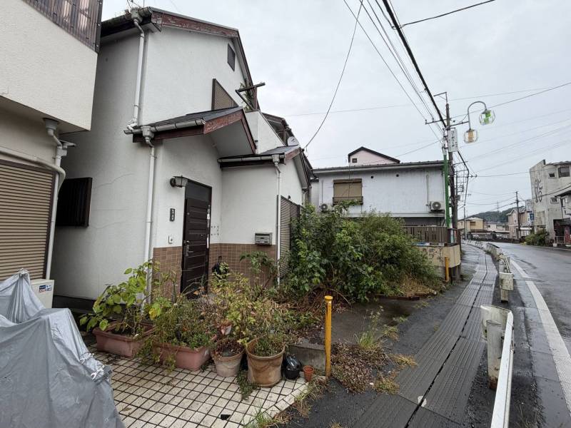 西武池袋線「仏子」駅徒歩8分の2階建て戸建(植栽撤去予定)