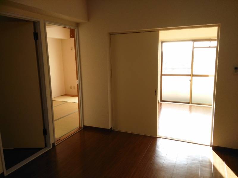 奥が和室です