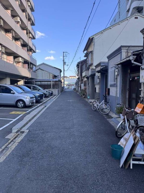 前の道はほとんど車が通りません。