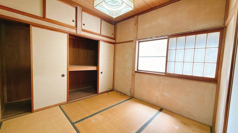 1階の奥の部屋。部屋数が多いので物置などにも活用できます