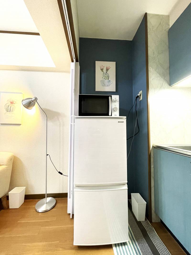 冷蔵庫（137L)、電子レンジが付いています。