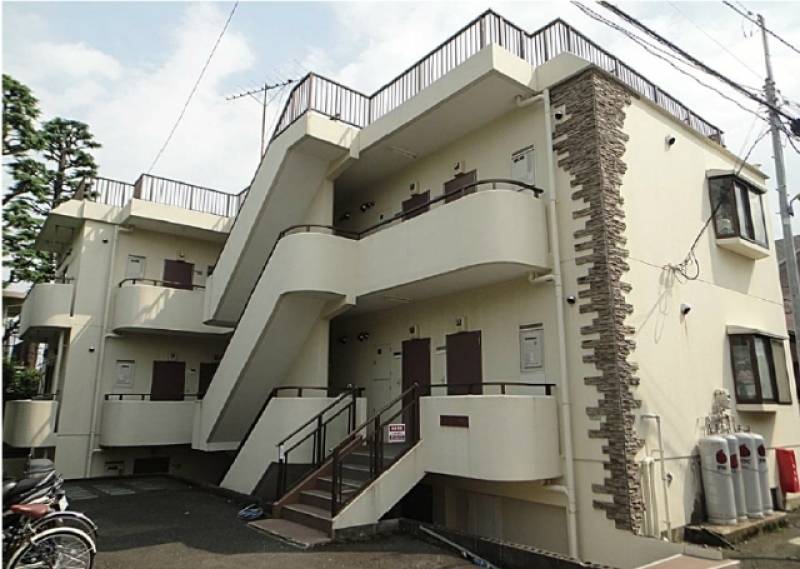 地上2階、半地下1階で、敷地130坪なので駐輪場もあります。