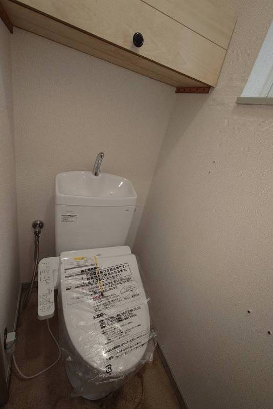 新品のウォシュレット付きトイレです