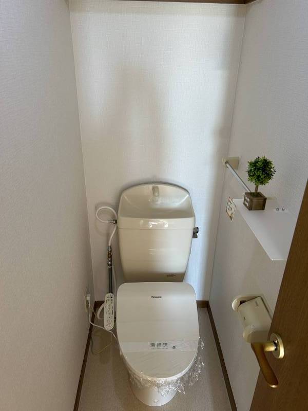 トイレは消毒済み、棚を設置
