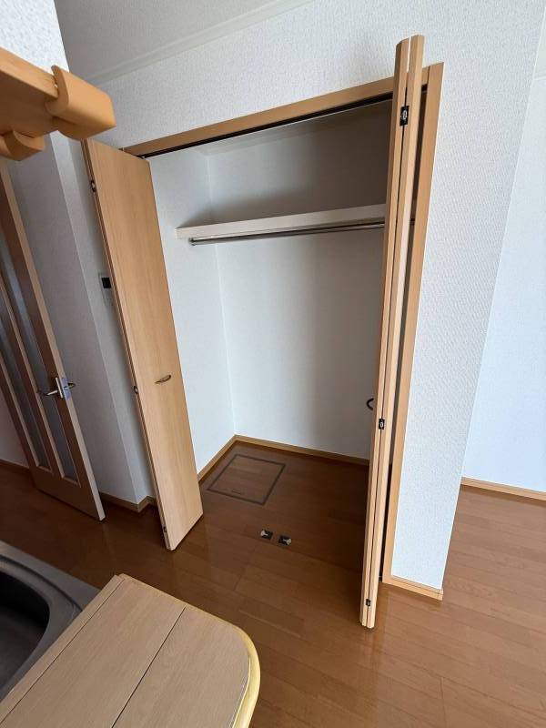 リビングにも収納あり、お部屋をスッキリ保てます！