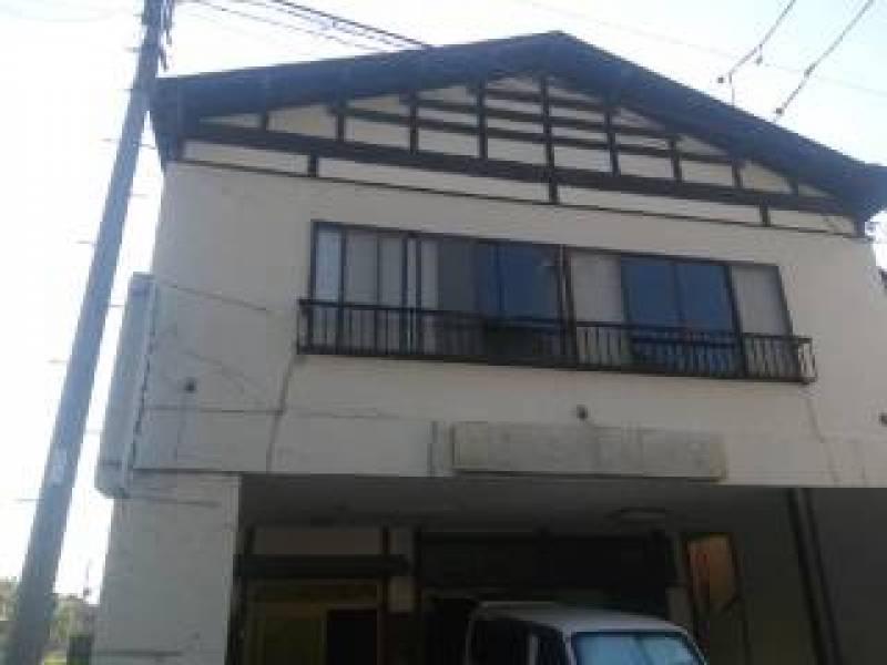 建物外観です。駐車場もあります。