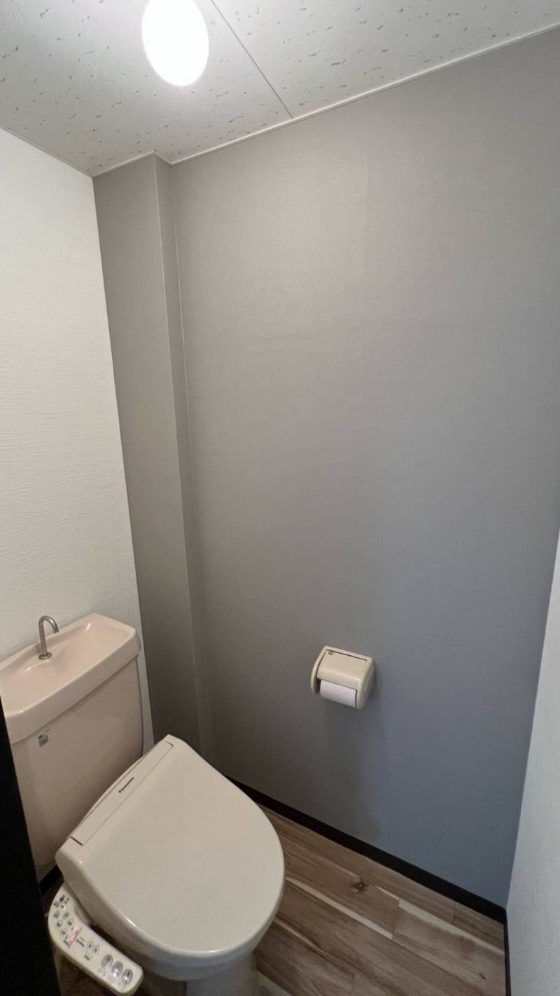 トイレは壁紙、床、便座全て新品です！