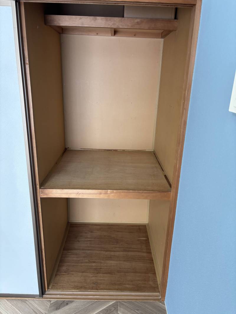 洋室内の押入れになります。