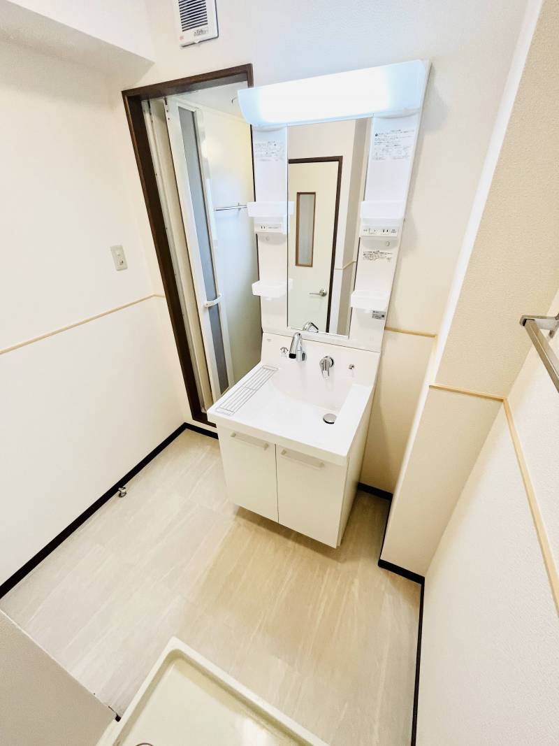 温水もシャワーも使える便利な独立洗面台です♪