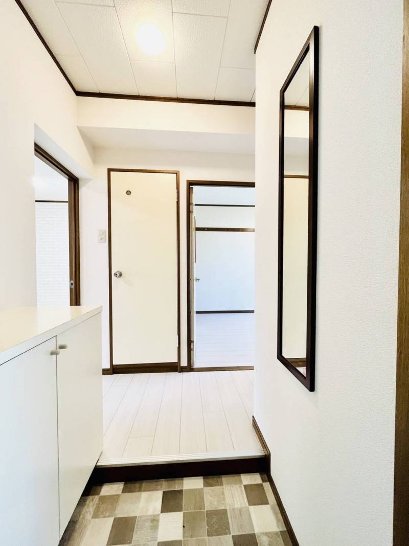 玄関には大型鏡も付けました♪清潔感のある白木目調の床です♪