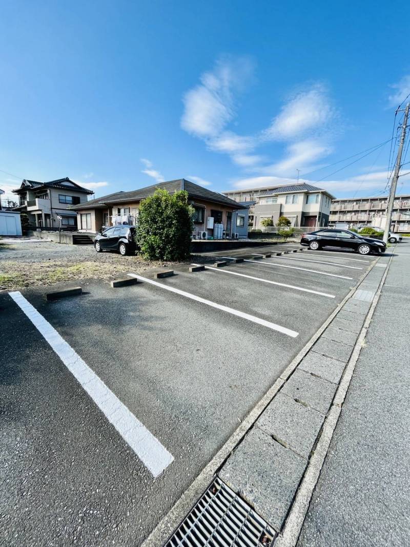 駐車場は1台3,300円（税込み）です♪2台目可