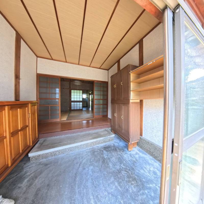 玄関広くて綺麗です。シューズボックスつき